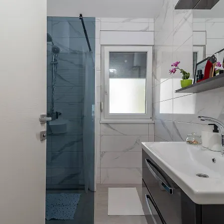 Apartman Lotos Apartment *